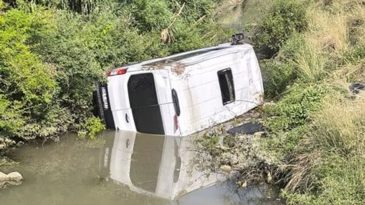 Minibüs Otomobille Çarpıştı, Dereye Uçtu! Yaralılar Var!