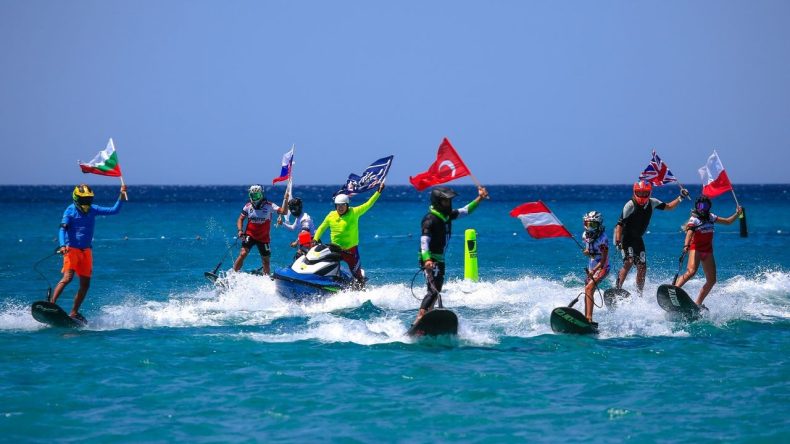 Motosurf Rüzgarı Çeşme’de Esti: 17 Ülkeden Sporcular Ege’de Yarıştı