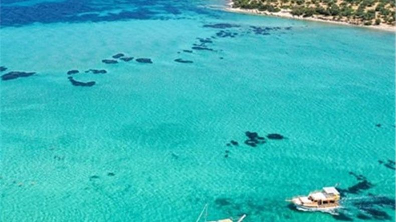 Ne Çeşme ne de Seferihisar: Turkuazın En Doğal Haliyle Buluşturduğu Saklı Bir Köy