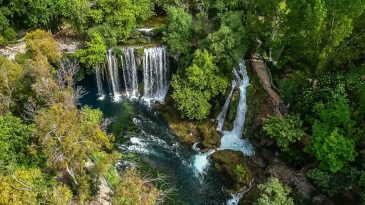Ne Dikili ne de Menemen: Yemyeşil bir doğanın içinde bulunuyor, heybeti ile büyüleyen şelale