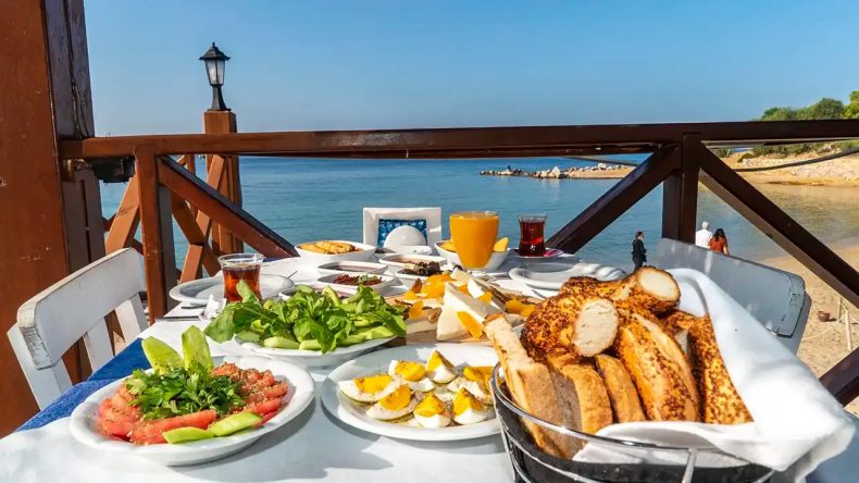 Ne Samos Ne de Midilli: Çeşme'de Turkuaz Su ve Uygun Fiyatlarla Öne Çıkan Mekan