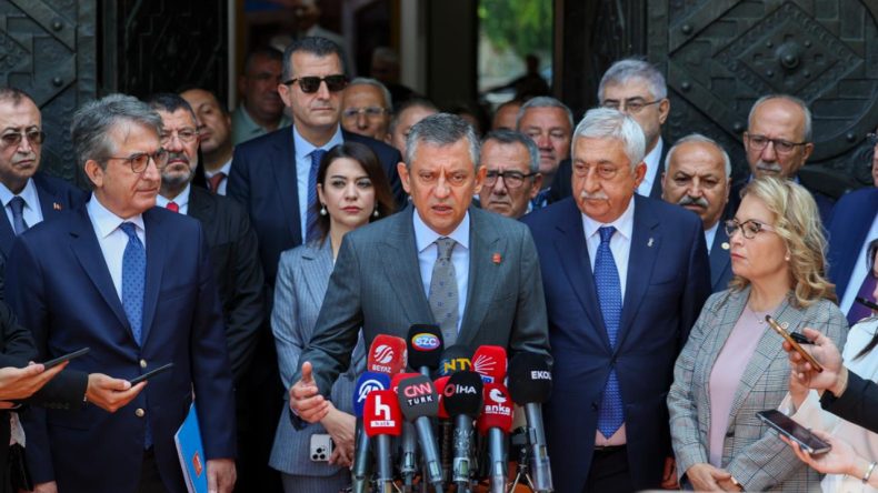Özgür Özel, TESK’i Ziyaret Etti: Esnaf Sorunlarını Ele Aldı ve Erdoğan’a Çağrıda Bulundu