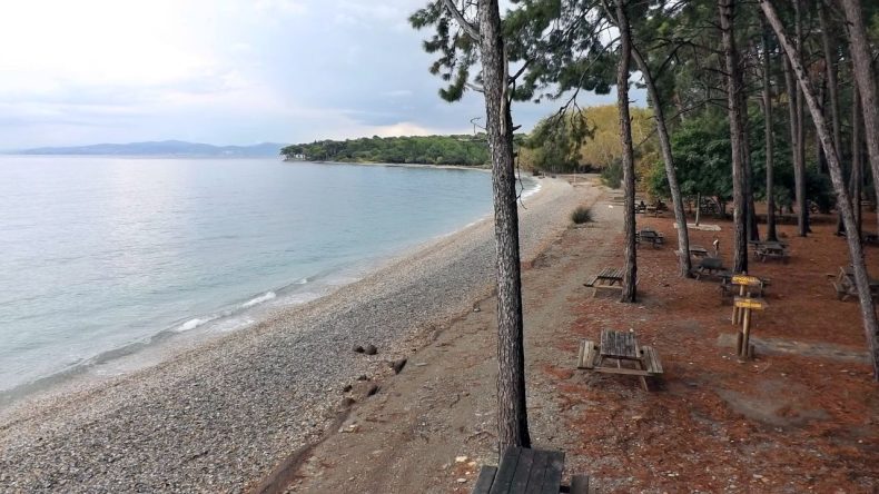 Piknik ve deniz keyfi bir arada: İzmir’e 2 saat uzaklıktaki doğal plaj