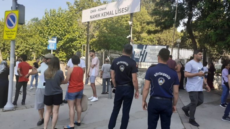 Salonlarda Sessizlik, Kapılarda Heyecan: AYT Coşkusu İzmir’i Sarıyor