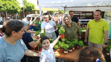 Selçuk’ta Farkındalık Yaratan Etkinlik: Atıklar Getirildi, Hediyeler Götürüldü