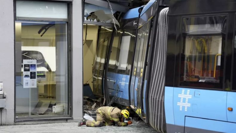 Tramvay, pizzacıya çarparak raydan çıktı