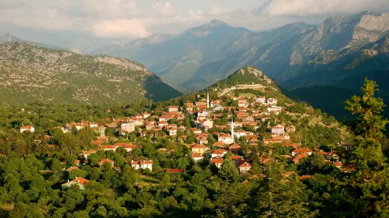 Türkiye’nin En Büyük Yeraltı Gölü Burada: Ne İzmir Ne de Muğla, Adını Dünyaya Duyuran Masalsı Bir Köy
