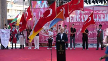 T&uuml;rkiye'nin İlk Yerel Festivali: 89. Kez Bergama'da Kapılarını A&ccedil;tı