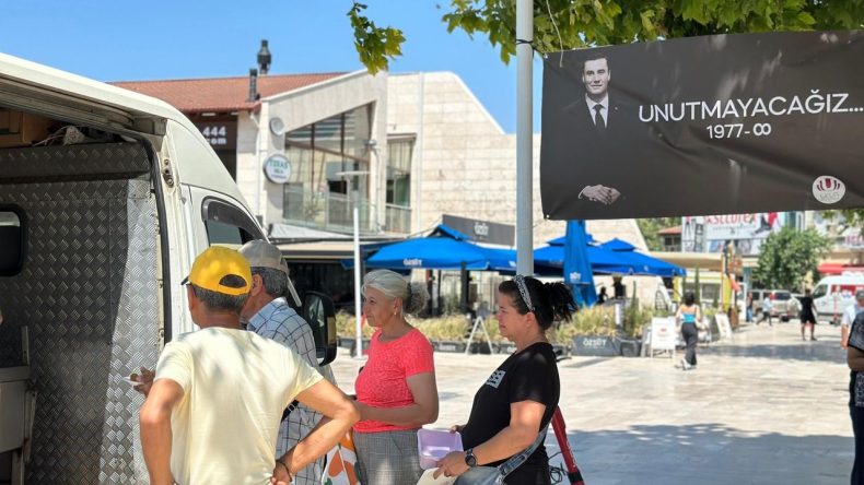 Urla’da Ferdi Zeyrek Anması: Lokma Hayrı Düzenlendi