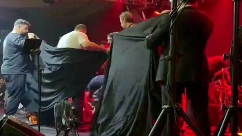 Ünlü sanatçı sahnede kalp krizi geçirdi