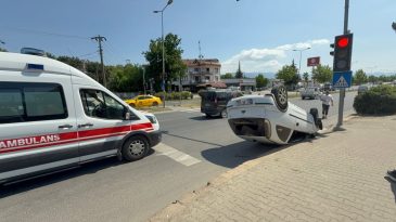 Yayaya Yol Veren Araca Çarpma Sonucu 3 Kişi Yaralandı
