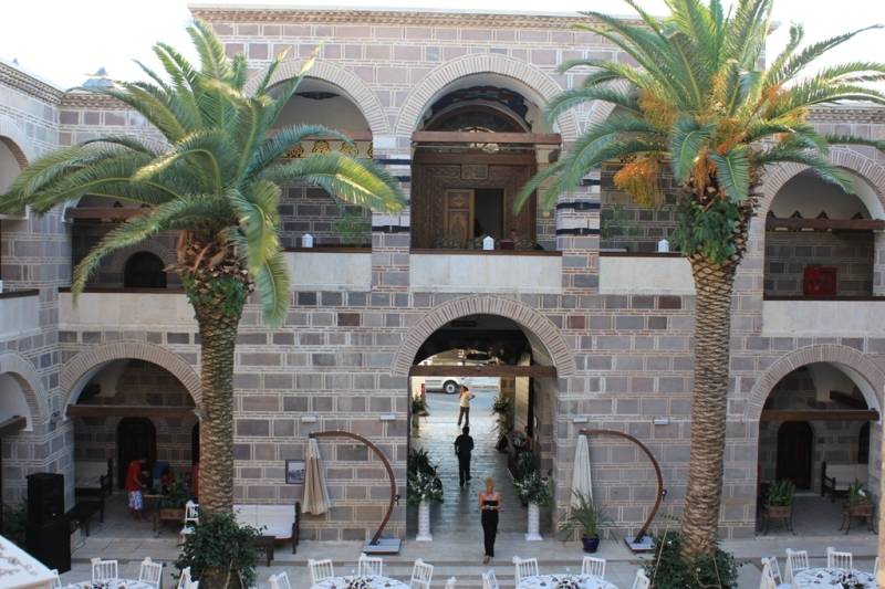 Çeşme Kervansarayı iç avlu