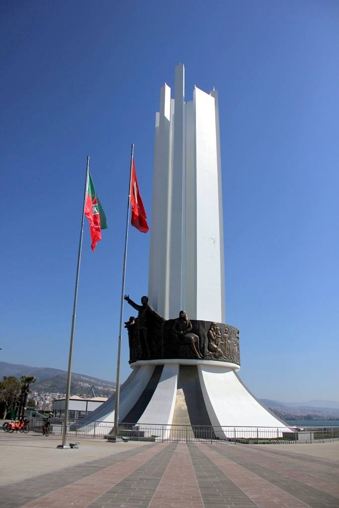 Atatürk, Annesi ve Kadın Hakları Anıtı