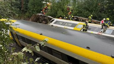 Almanya’da yolcu treni raydan çıktı: Vagonlarda mahsur kalanlar var!