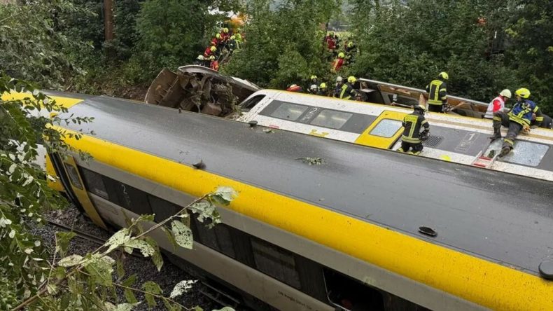 Almanya’da yolcu treni raydan çıktı: Vagonlarda mahsur kalanlar var!