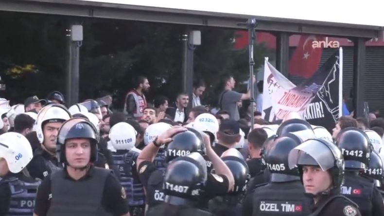 Ankara'da CHP Gençlik Kolları Yürüyüşüne Polis Müdahalesi