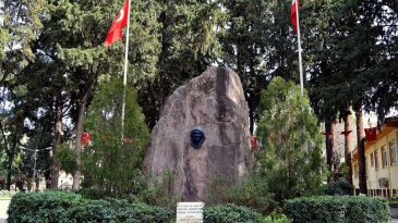 Atat&uuml;rk&rsquo;&uuml;n İzinde, Annesinin Huzurunda: İzmir&rsquo;in Kalbindeki Sessiz Miras