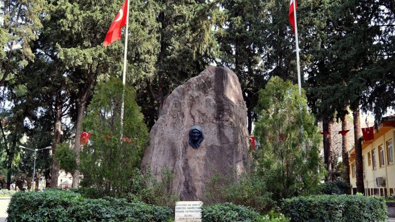 Atatürk’ün İzinde, Annesinin Huzurunda: İzmir’in Kalbindeki Sessiz Miras