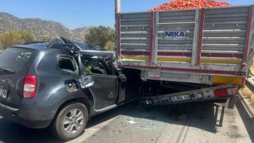 Aydın-İzmir Otoyolunda Kaza: Otomobil Tıra &Ccedil;arptı!