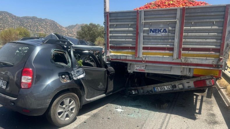 Aydın-İzmir Otoyolunda Kaza: Otomobil Tıra Çarptı!