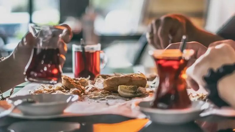 Babasından aldığı mirası bir güneş gibi parlattı: İzmir'in 42 yıllık mekanı, zirveye adını yazdırdı