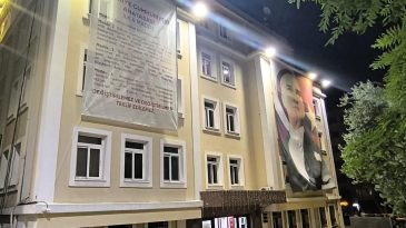 Başkan Eşki&rsquo;den Anayasa Tartışmalarına Yanıt: İlk 4 Maddeyi Belediye Binasına Astırdı