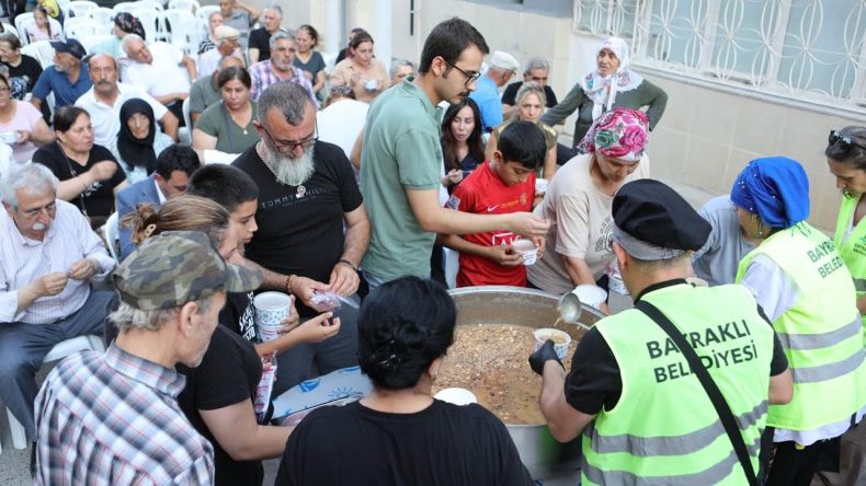 Bayraklı'da Aşure Bereketi Her Yerde Hissedildi