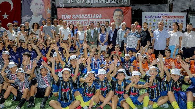 Bayraklı’da kupa coşkusu: Ferdi Zeyrek U-12 Cup’ta şampiyon çocuklar