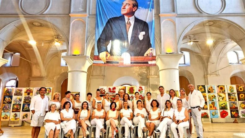 Bayraklı’nın Renkleri Çeşme’de Buluştu: Kadınların Fırçasından Duygular