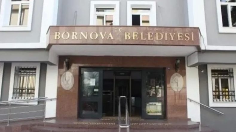 Bornova Belediyesi'nden Anlamlı Mesaj: Bina Pankartla Donatıldı