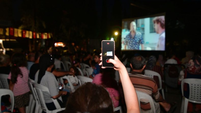 Bornova'da Nostaljik Akşamlar: Yaz Açıkhava Sinema Günleri Başladı
