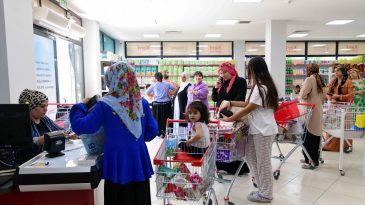 Bornova'da Sosyal Dayanışma &Ouml;rneği: İhtiya&ccedil; Sahiplerine Alışveriş Desteği Veriliyor!