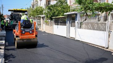 Bornova'nın trafiği nefes alacak: Asfalt serim &ccedil;alışmaları devam ediyor