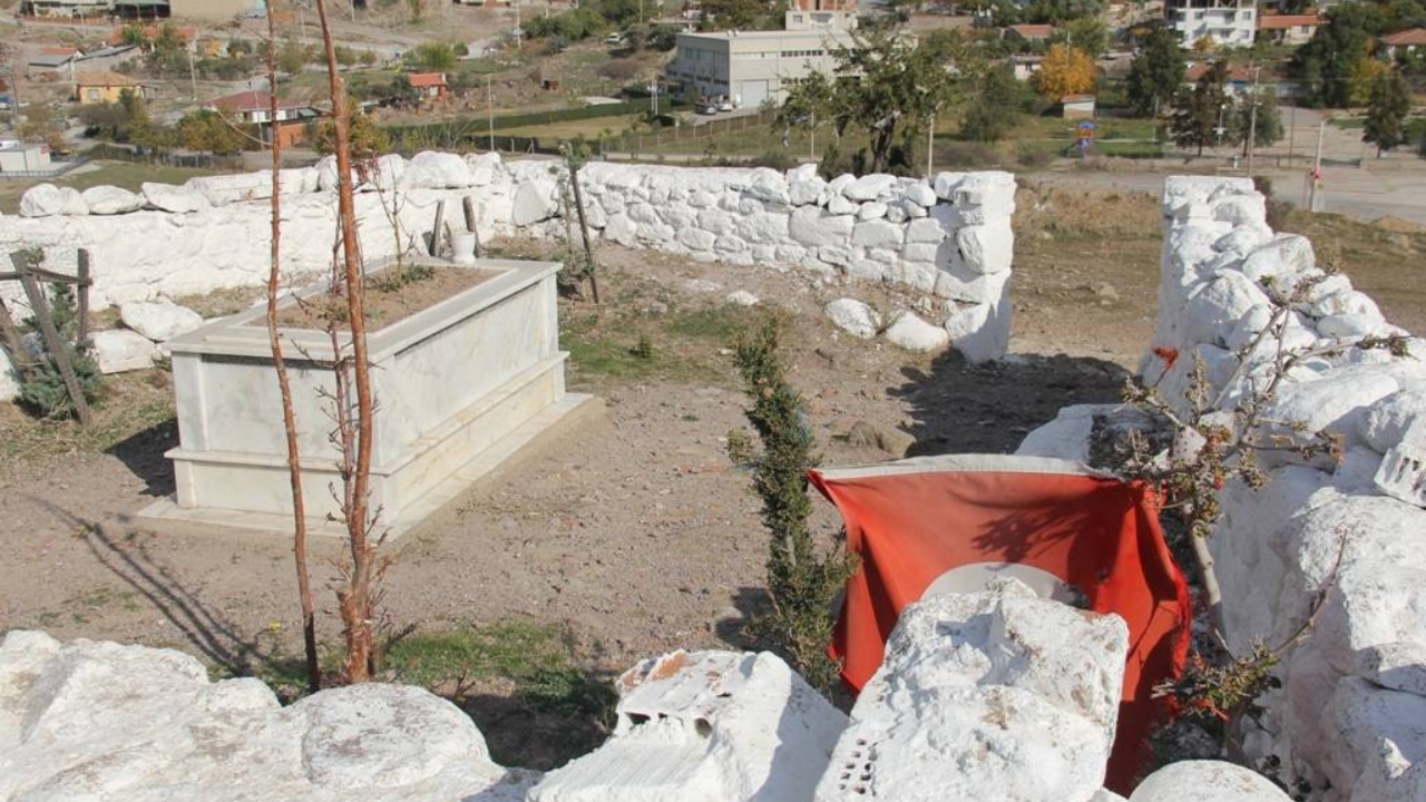 Bayrak Dede Yatırı