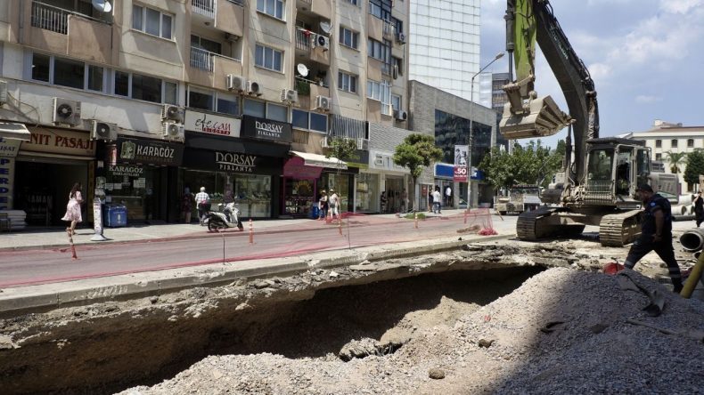 Bornova’da Doğal Gaz Borusu Patladı: Cadde Trafiğe Kapatıldı