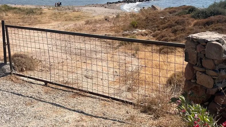 Çeşme Mersin Koyu'nda Tepki Çeken Görüntü: Demir Kapılar Konuldu, Vatandaşın Girişi Engellendi