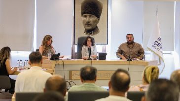 &Ccedil;eşme'de Meclis Toplantısı: İnkılap Caddesi Cazibe Merkezine D&ouml;n&uuml;şecek!