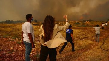 &Ccedil;eşme'de Yangın Felaketi: Ildır, Nohutalan ve Germiyan K&ouml;yleri Boşaltıldı