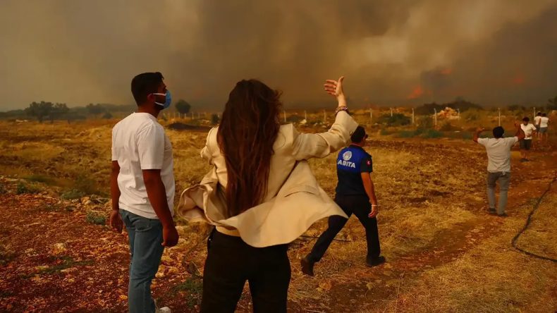 Çeşme'de Yangın Felaketi: Ildır, Nohutalan ve Germiyan Köyleri Boşaltıldı
