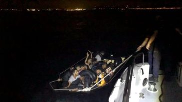 &Ccedil;eşme&rsquo;de D&uuml;zensiz G&ouml;&ccedil;men Alarmı: Lastik Botta 17 Kişi Kurtarıldı