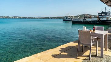 &Ccedil;eşme&rsquo;nin Cazibesi: Sadece 35 TL&rsquo;ye Kahve İ&ccedil;ip Turkuaz Denize Dalın