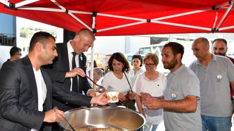Çiğli'de Birlik ve Bereket Sofrası: Aşure İkramı Yapıldı