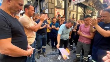 İş&ccedil;ilerin TİS Protestosu: Bordro Yaktılar