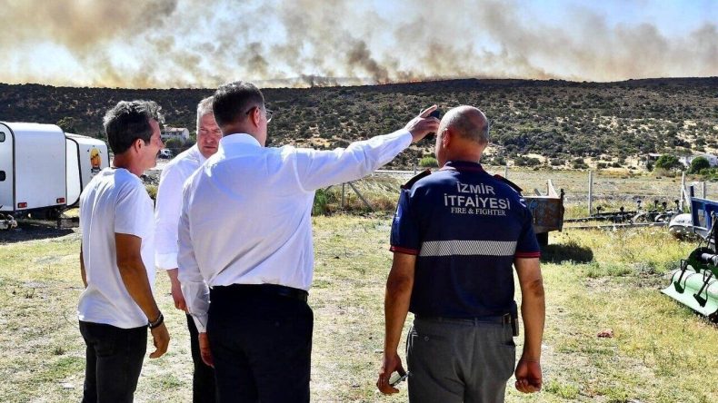 Cemil Tugay Urla’daki yangın bölgesinde: Yaraların sarılması için hep birlikte seferber olmalıyız