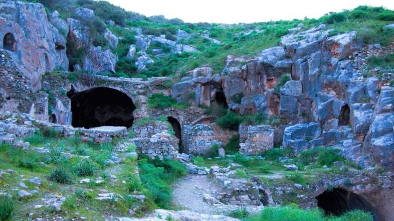 Efes'in Kalbinde Bin Yıllık Sessizlik: Esrarengiz Mağara Keşfedilmeyi Bekliyor