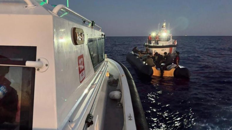 Ege Açıklarında Umuda Yolculuk Yine Durduruldu: 89 Düzensiz Göçmen Kurtarıldı
