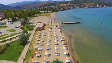 ESHOT ile kolay ulaşım: İzmir'in k&ouml;y&uuml;nde bulunuyor, deniz kenarındaki bu kafede &ccedil;ay 10 TL