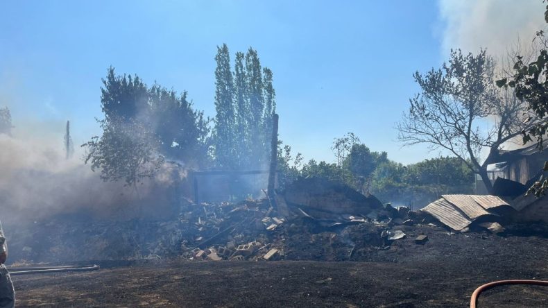Evinin Önündeki Otları Temizlemek İsterken: Yangında İki Ev Kül Oldu