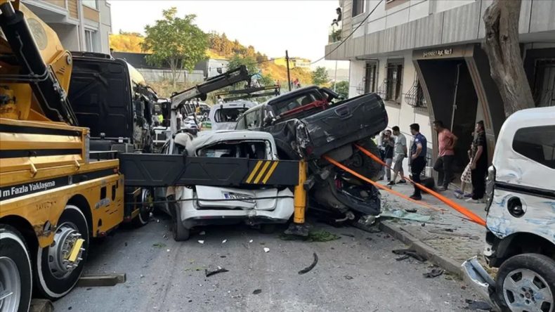 Faciadan Dönüldü: Vinç, Park Halindeki 23 Aracı Biçti!
