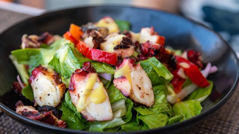 Foça'nın Eşsiz Lezzeti: Ahtapot Salatası İzmirlilerin Gözdesi!